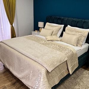 Gold Luxury Room